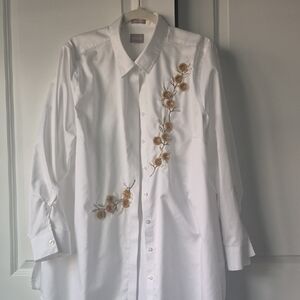 Chicos white Non-wrinkle  Blouse.Roll Up Button Sleeves.Raised Flowers.